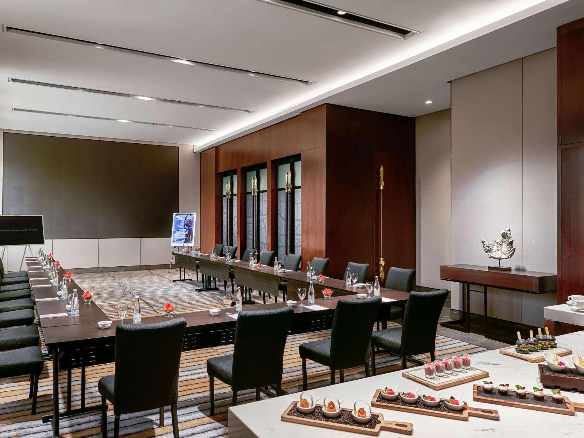 Pullman Bandung Grand Central Екстериор снимка